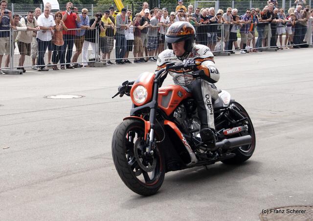 1. Augsburger Porsche Freundschaftreffen 2012 in der Augsburger SGL-Arena - Stuntshow mit Harley Davidson-Stuntman Rainer Schwarz