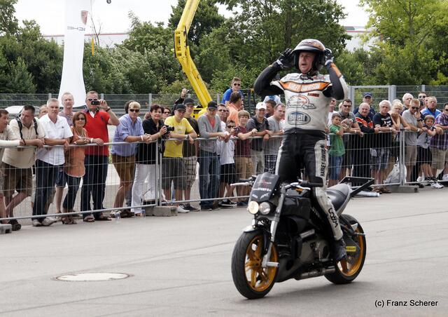 1. Augsburger Porsche Freundschaftreffen 2012 in der Augsburger SGL-Arena - Stuntshow mit Harley Davidson-Stuntman Rainer Schwarz