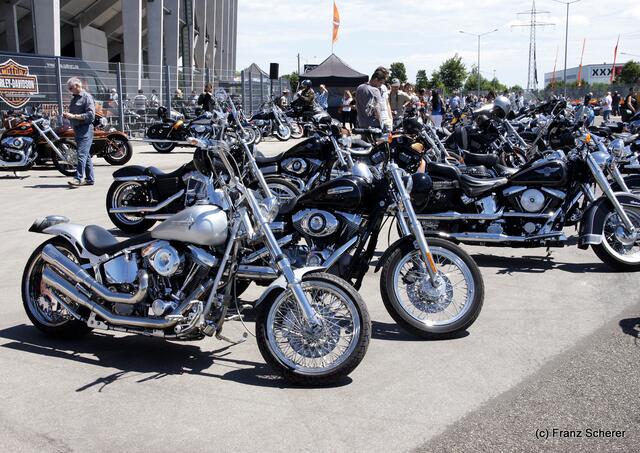 1. Augsburger Porsche Freundschaftreffen 2012 in der Augsburger SGL-Arena - Harley Davidson Westpoint Augsburg beeindruckte mit einer riesigen Bike-Show