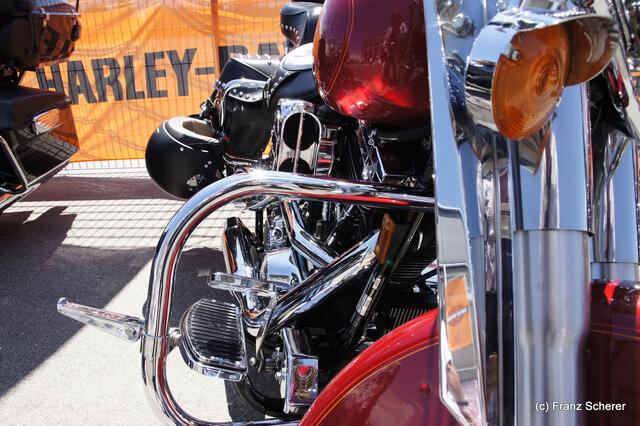 1. Augsburger Porsche Freundschaftreffen 2012 in der Augsburger SGL-Arena - Harley Davidson Westpoint Augsburg beeindruckte mit einer riesigen Bike-Show