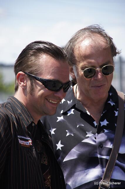 1. Augsburger Porsche Freundschaftreffen 2012 in der Augsburger SGL-Arena - Harley Davidson Westpoint Augsburg baute das neue Custom-Bike für Schauspieler Wolfgang Fierek. Im Bild Fierek mit Tom vom HD Westpoint Augsburg