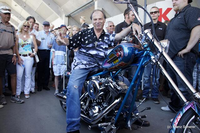1. Augsburger Porsche Freundschaftstreffen - Schauspieler Wolfgang Fierek freut sich über sein neues Harley Davidson Custom-Bike vom Harley Davidson Westpoint Augsburg