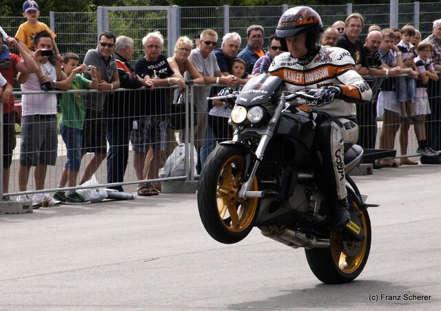 1. Augsburger Porsche Freundschaftreffen 2012 in der Augsburger SGL-Arena - Stuntshow mit Harley Davidson-Stuntman Rainer Schwarz