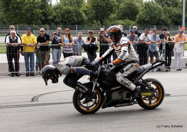 1. Augsburger Porsche Freundschaftreffen 2012 in der Augsburger SGL-Arena - Stuntshow mit Harley Davidson-Stuntman Rainer Schwarz und Markus Henninger