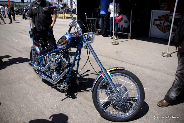 1. Augsburger Porsche Freundschaftreffen 2012 in der Augsburger SGL-Arena - Harley Davidson Westpoint Augsburg baute das neue Custom-Bike für Schauspieler Wolfgang Fierek