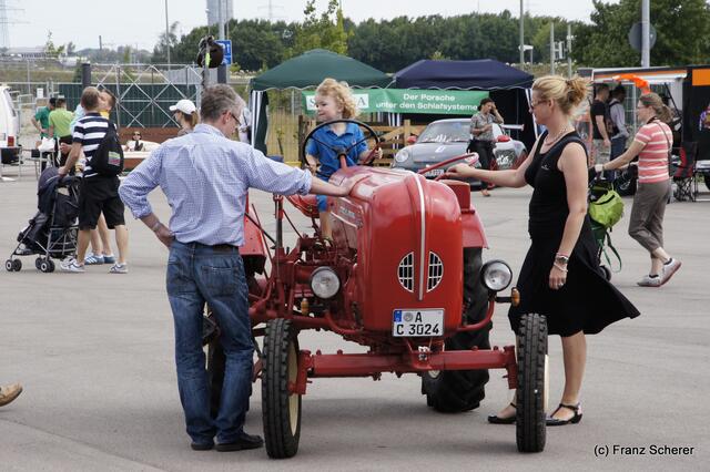 1. Augsburger Porsche Freundschaftreffen 2012 in der Augsburger SGL-Arena - Der Porsche-Traktor war Anziehungspunkt für viele Besucher