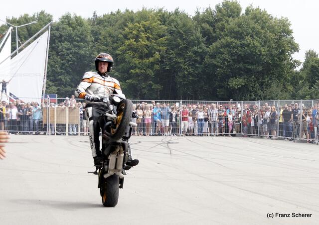 1. Augsburger Porsche Freundschaftreffen 2012 in der Augsburger SGL-Arena - Stuntshow mit Harley Davidson-Stuntman Rainer Schwarz