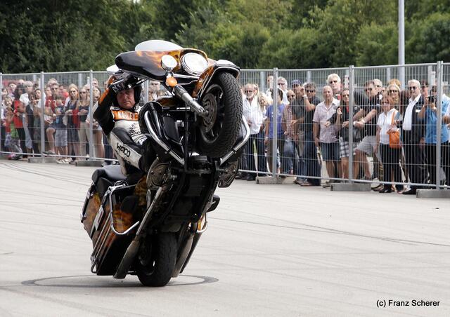 1. Augsburger Porsche Freundschaftreffen 2012 in der Augsburger SGL-Arena - Stuntshow mit Harley Davidson-Stuntman Rainer Schwarz