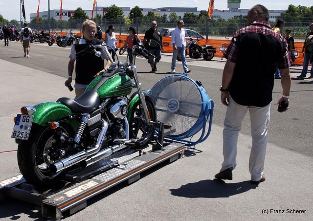 1. Augsburger Porsche Freundschaftreffen 2012 in der Augsburger SGL-Arena - Harley Davidson Westpoint Augsburg beeindruckte mit einer riesigen Bike-Show