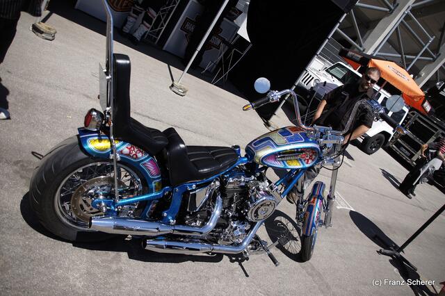 1. Augsburger Porsche Freundschaftreffen 2012 in der Augsburger SGL-Arena - Harley Davidson Westpoint Augsburg baute das neue Custom-Bike für Schauspieler Wolfgang Fierek