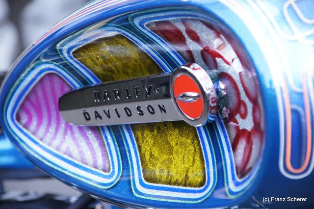 1. Augsburger Porsche Freundschaftstreffen - Schauspieler Wolfgang Fierek freut sich über sein neues Harley Davidson Custom-Bike vom Harley Davidson Westpoint Augsburg