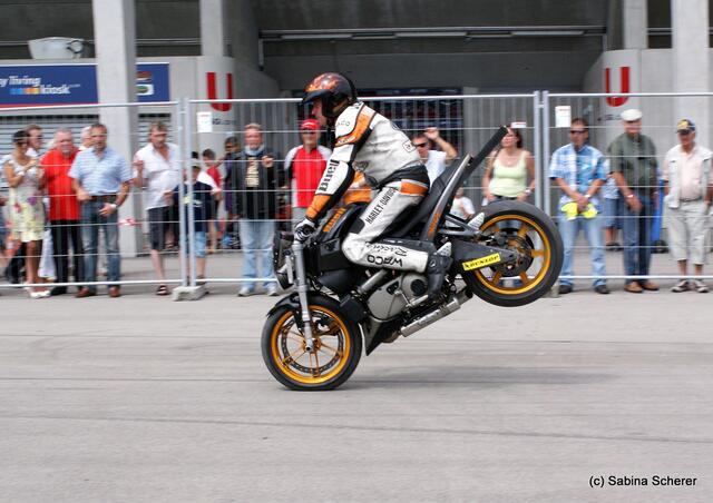 1. Augsburger Porsche Freundschaftreffen 2012 in der Augsburger SGL-Arena - Stuntshow mit Harley Davidson-Stuntman Rainer Schwarz