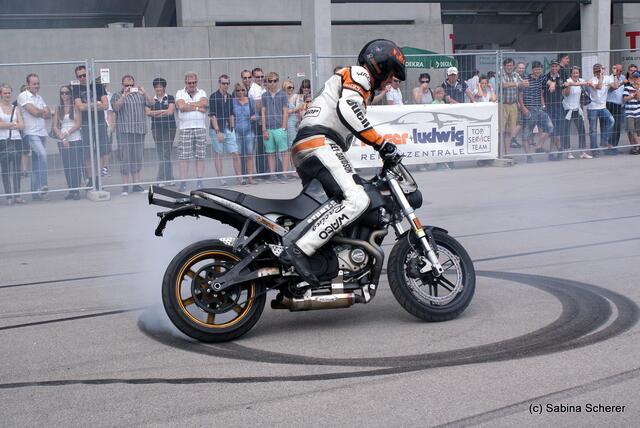 1. Augsburger Porsche Freundschaftreffen 2012 in der Augsburger SGL-Arena - Stuntshow mit Harley Davidson-Stuntman Rainer Schwarz