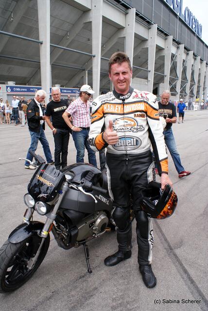 1. Augsburger Porsche Freundschaftreffen 2012 in der Augsburger SGL-Arena - Stuntshow mit Harley Davidson-Stuntman Rainer Schwarz