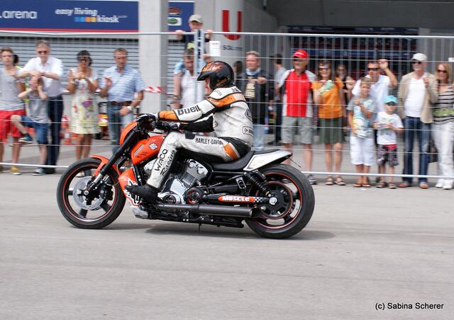 1. Augsburger Porsche Freundschaftreffen 2012 in der Augsburger SGL-Arena - Stuntshow mit Harley Davidson-Stuntman Rainer Schwarz