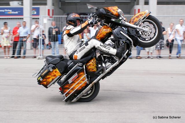 1. Augsburger Porsche Freundschaftreffen 2012 in der Augsburger SGL-Arena - Stuntshow mit Harley Davidson-Stuntman Rainer Schwarz