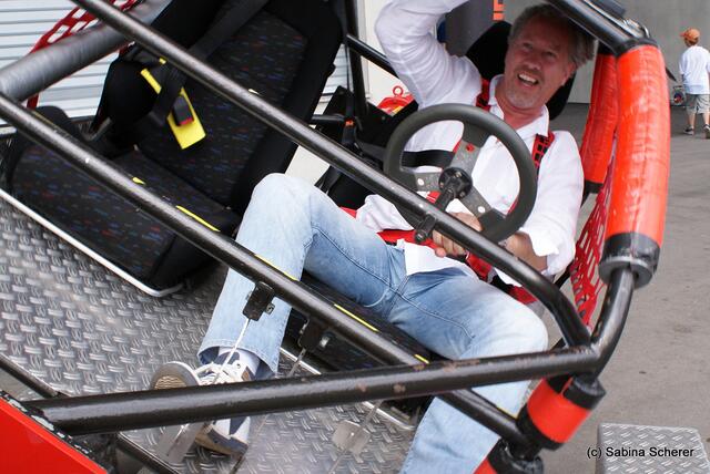 1. Augsburger Porsche Freundschaftreffen 2012 in der Augsburger SGL-Arena - Im Überschlagsimulator gings rund für Management-Trainer Werner Maurus