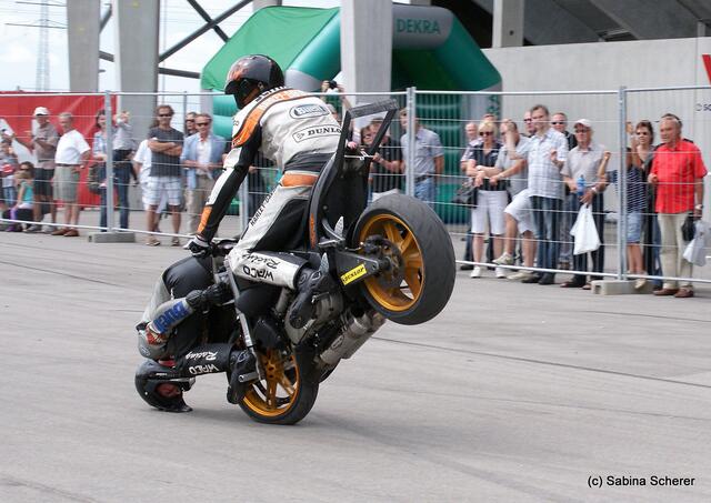 1. Augsburger Porsche Freundschaftreffen 2012 in der Augsburger SGL-Arena - Stuntshow mit Harley Davidson-Stuntman Rainer Schwarz und Markus Henninger