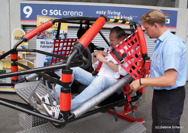 1. Augsburger Porsche Freundschaftreffen 2012 in der Augsburger SGL-Arena - Im Überschlagsimulator gings rund für Management-Trainer Werner Maurus