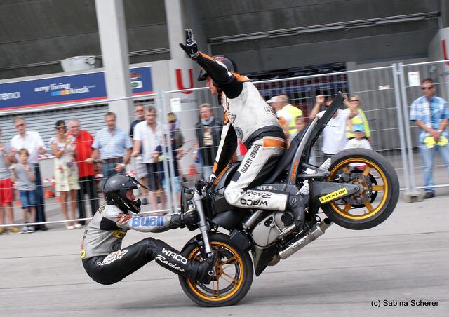 1. Augsburger Porsche Freundschaftreffen 2012 in der Augsburger SGL-Arena - Stuntshow mit Harley Davidson-Stuntman Rainer Schwarz und Markus Henninger