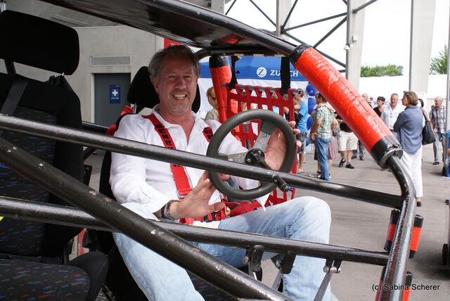 1. Augsburger Porsche Freundschaftreffen 2012 in der Augsburger SGL-Arena - Im Überschlagsimulator gings rund für Management-Trainer Werner Maurus