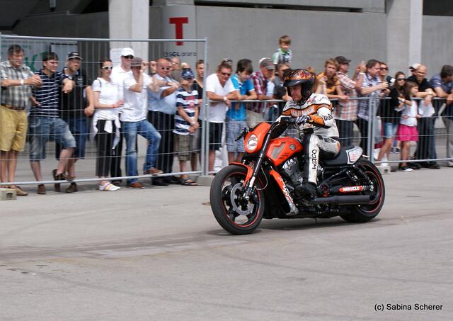 1. Augsburger Porsche Freundschaftreffen 2012 in der Augsburger SGL-Arena - Stuntshow mit Harley Davidson-Stuntman Rainer Schwarz