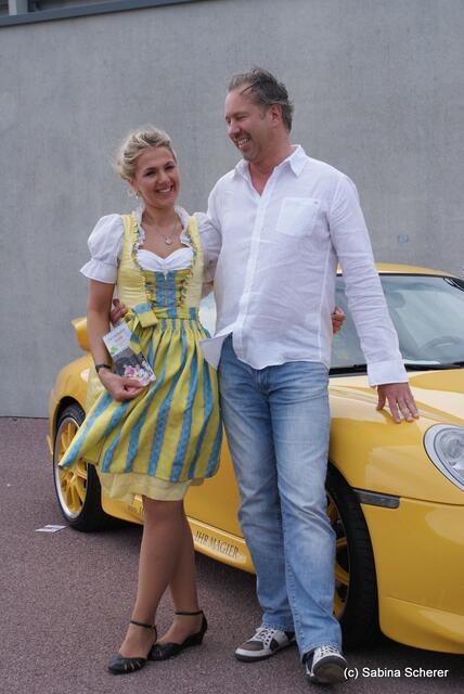 1. Augsburger Porsche Freundschaftreffen 2012 in der Augsburger SGL-Arena - Management-Trainer Werner Maurus freut sich