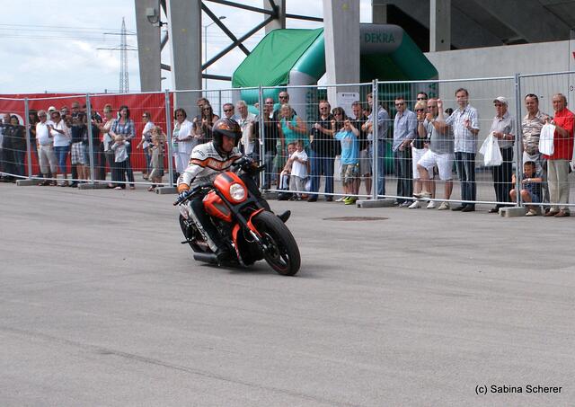 1. Augsburger Porsche Freundschaftreffen 2012 in der Augsburger SGL-Arena - Stuntshow mit Harley Davidson-Stuntman Rainer Schwarz