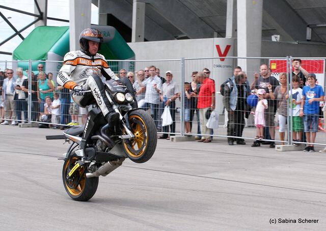 1. Augsburger Porsche Freundschaftreffen 2012 in der Augsburger SGL-Arena - Stuntshow mit Harley Davidson-Stuntman Rainer Schwarz
