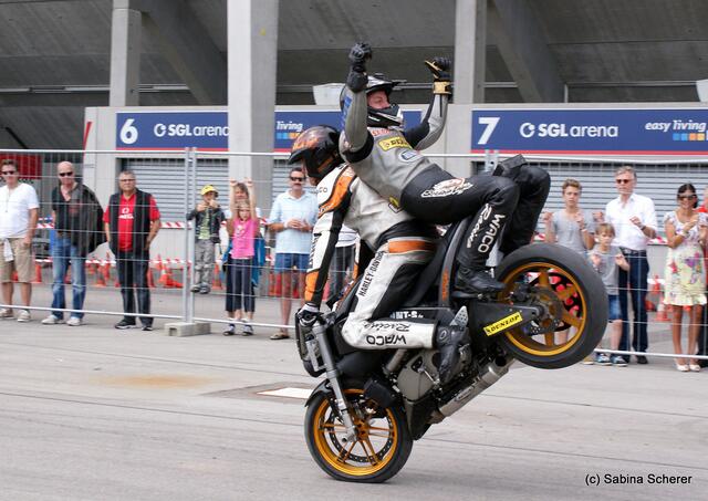 1. Augsburger Porsche Freundschaftreffen 2012 in der Augsburger SGL-Arena - Stuntshow mit Harley Davidson-Stuntman Rainer Schwarz und Markus Henninger