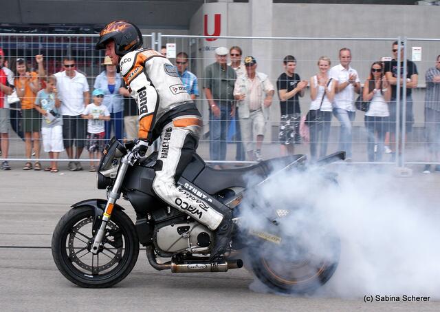 1. Augsburger Porsche Freundschaftreffen 2012 in der Augsburger SGL-Arena - Stuntshow mit Harley Davidson-Stuntman Rainer Schwarz