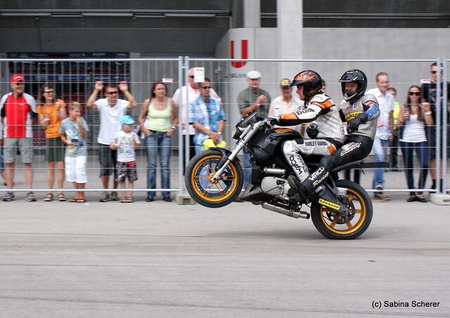 1. Augsburger Porsche Freundschaftreffen 2012 in der Augsburger SGL-Arena - Stuntshow mit Harley Davidson-Stuntman Rainer Schwarz und Markus Henninger