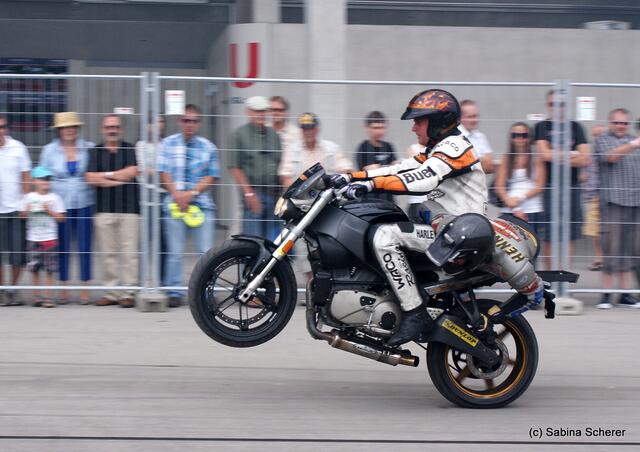 1. Augsburger Porsche Freundschaftreffen 2012 in der Augsburger SGL-Arena - Stuntshow mit Harley Davidson-Stuntman Rainer Schwarz
