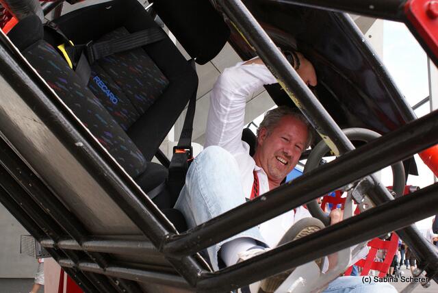1. Augsburger Porsche Freundschaftreffen 2012 in der Augsburger SGL-Arena - Im Überschlagsimulator gings rund für Management-Trainer Werner Maurus
