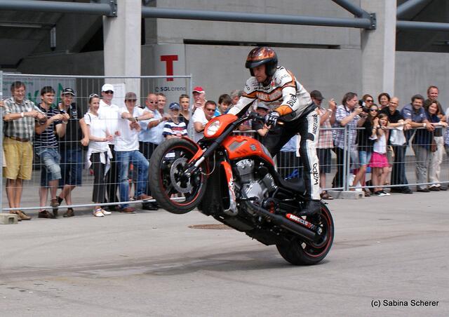 1. Augsburger Porsche Freundschaftreffen 2012 in der Augsburger SGL-Arena - Stuntshow mit Harley Davidson-Stuntman Rainer Schwarz
