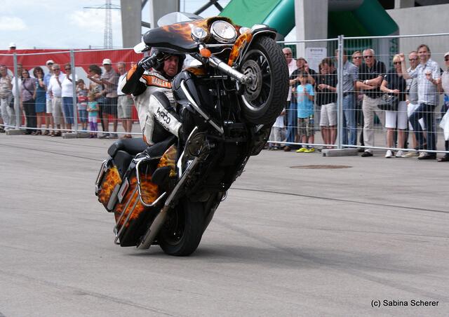1. Augsburger Porsche Freundschaftreffen 2012 in der Augsburger SGL-Arena - Stuntshow mit Harley Davidson-Stuntman Rainer Schwarz