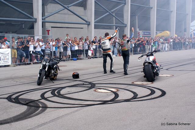 1. Augsburger Porsche Freundschaftreffen 2012 in der Augsburger SGL-Arena - Stuntshow mit Harley Davidson-Stuntman Rainer Schwarz und Markus Henninger