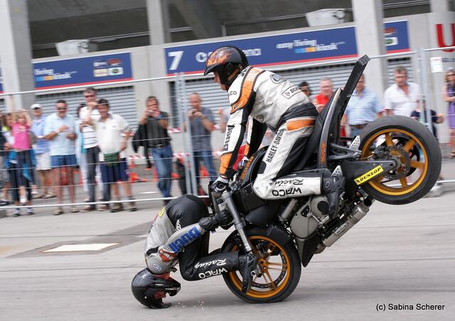 1. Augsburger Porsche Freundschaftreffen 2012 in der Augsburger SGL-Arena - Stuntshow mit Harley Davidson-Stuntman Rainer Schwarz und Markus Henninger