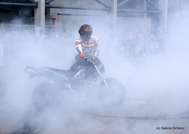 1. Augsburger Porsche Freundschaftreffen 2012 in der Augsburger SGL-Arena - Stuntshow mit Harley Davidson-Stuntman Rainer Schwarz