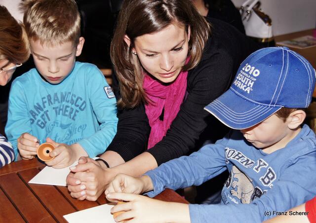 Botschaft an die Zukunft. Kinderprogramm zur Sonderausstellung "Ausgegraben - Archäologie am Friedberger Lechrain" im Museum im Friedberger Wittelbacher Schloss - Nach der Ausstellung sollen Botschaften an die Zukunft entstehen. Die Studentin für Museumspädagogik Mariella Hosp gibt Denkanstöße