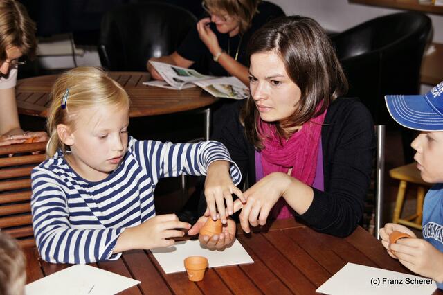 Botschaft an die Zukunft. Kinderprogramm zur Sonderausstellung "Ausgegraben - Archäologie am Friedberger Lechrain" im Museum im Friedberger Wittelbacher Schloss - Nach der Ausstellung sollen Botschaften an die Zukunft entstehen. Und schon gehts los. Alle sind mit Eifer dabei.