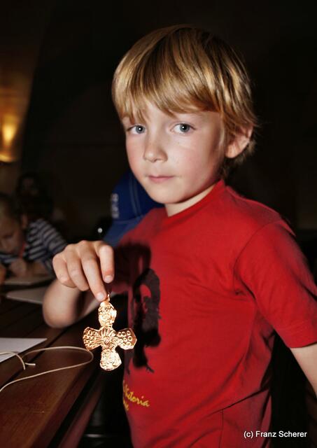 Botschaft an die Zukunft. Kinderprogramm zur Sonderausstellung "Ausgegraben - Archäologie am Friedberger Lechrain" im Museum im Friedberger Wittelbacher Schloss - Nach der Ausstellung sollen Botschaften an die Zukunft entstehen. Am Ende wird noch ein Schmuckstück gefertigt.
