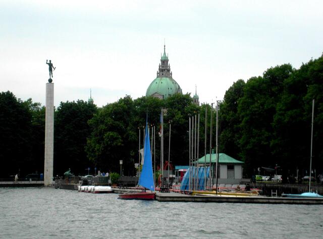 Fackelträgersäule am Nordufer