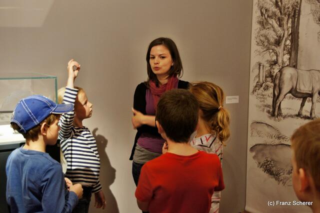 Botschaft an die Zukunft. Kinderprogramm zur Sonderausstellung "Ausgegraben - Archäologie am Friedberger Lechrain" im Museum im Friedberger Wittelbacher Schloss - Viele Fragen an Mariella Hosp haben die jungen Zuhörer