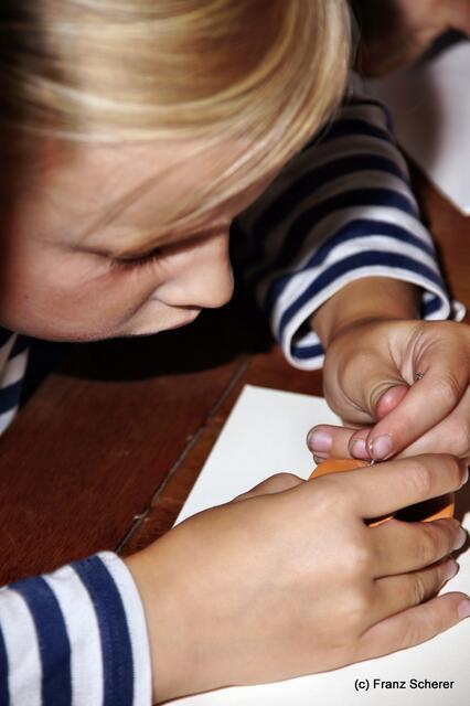 Botschaft an die Zukunft. Kinderprogramm zur Sonderausstellung "Ausgegraben - Archäologie am Friedberger Lechrain" im Museum im Friedberger Wittelbacher Schloss - Nach der Ausstellung sollen Botschaften an die Zukunft entstehen. Und schon gehts los. Alle sind mit Eifer dabei.