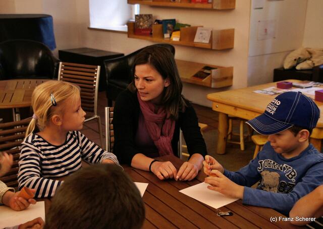 Botschaft an die Zukunft. Kinderprogramm zur Sonderausstellung "Ausgegraben - Archäologie am Friedberger Lechrain" im Museum im Friedberger Wittelbacher Schloss - Nach der Ausstellung sollen Botschaften an die Zukunft entstehen. Und schon gehts los. Alle sind mit Eifer dabei.