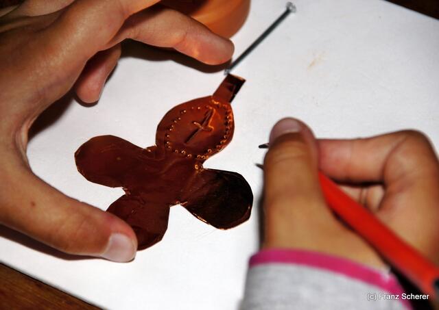 Botschaft an die Zukunft. Kinderprogramm zur Sonderausstellung "Ausgegraben - Archäologie am Friedberger Lechrain" im Museum im Friedberger Wittelbacher Schloss - Nach der Ausstellung sollen Botschaften an die Zukunft entstehen. Am Ende wird noch ein Schmuckstück gefertigt.