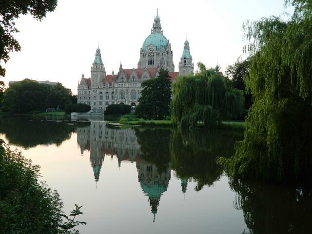 Vor dem Rathaus am Abend