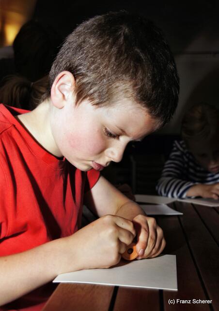 Botschaft an die Zukunft. Kinderprogramm zur Sonderausstellung "Ausgegraben - Archäologie am Friedberger Lechrain" im Museum im Friedberger Wittelbacher Schloss - Nach der Ausstellung sollen Botschaften an die Zukunft entstehen. Und schon gehts los. Alle sind mit Eifer dabei.