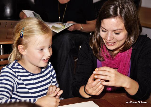 Botschaft an die Zukunft. Kinderprogramm zur Sonderausstellung "Ausgegraben - Archäologie am Friedberger Lechrain" im Museum im Friedberger Wittelbacher Schloss - Nach der Ausstellung sollen Botschaften an die Zukunft entstehen. Und schon gehts los. Alle sind mit Eifer dabei.